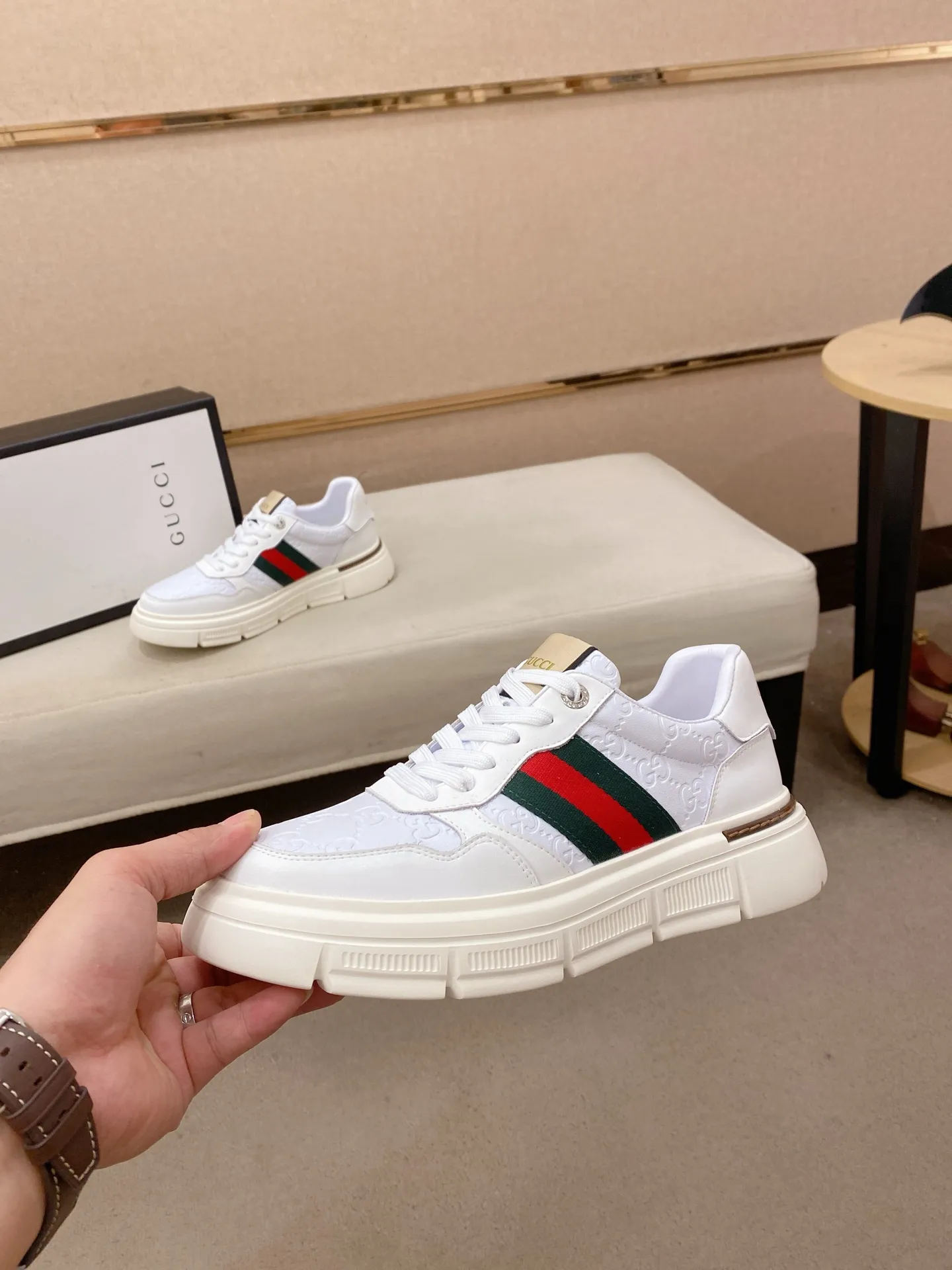 Men's shoes💰 420💰The new GUCCI (Gucci) counters are launched simultaneously. The new men's shoes, 😘fabrics are selected from imported cowhide, and the lining is sheepskin lining. 👍🏿 High-end ☄️ air-cushion molded anti-slip rubber outsole, exquisite lines, simple and elegant, comfortable and high-end for leisure travel. Code number: 38 to 44 (45 can be customized and cannot be returned or exchanged)